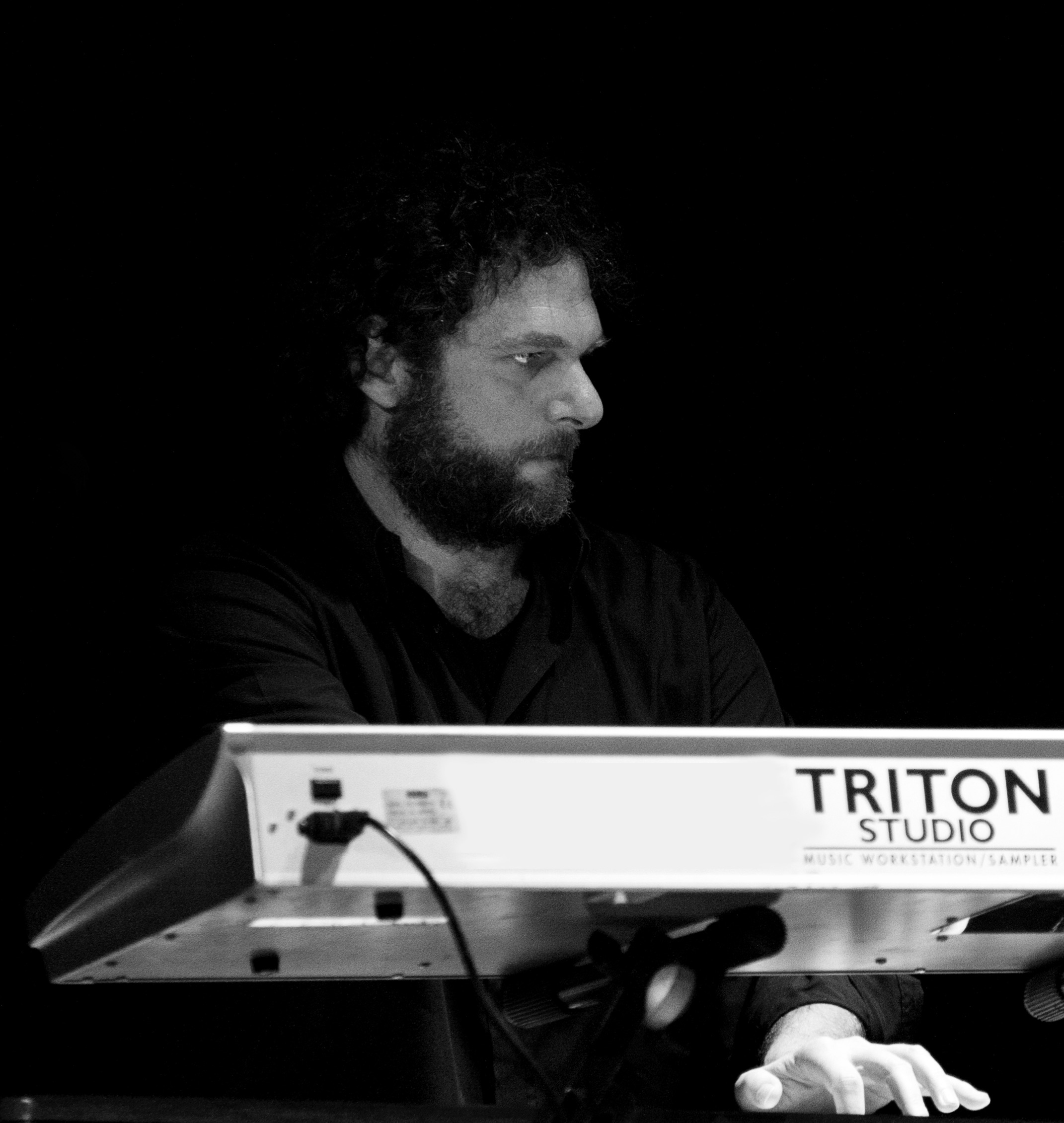Davide Mengarelli inizia lo studio della fisarmonica all’età di 8 anni passando poi al pianoforte classico cui segue il diploma presso il Conservatorio L. Refice di Frosinone. Durante l'adolescenza milita in varie formazioni accompagnando artisti quali Giacomo Rondinella, Gino Latilla, Carla Boni e Little Tony. Dividendosi tra l’attività di pianista e fisarmonicista collabora con vari progetti tra i quali Alma de Tango, Duo Encuentro, Mojo Rising Blues Band e Daltrocanto. Inoltre ha preso parte in qualità di musicista agli spettacoli teatrali MILONGAS, LA SPOSA BAMBINA, ANNA FRANK E LA MAGLIETTA DELLA ROMA e al cortometraggio IL PEZZO DI STOFFA. Dal 2009 fa parte del progetto CubeLoose.