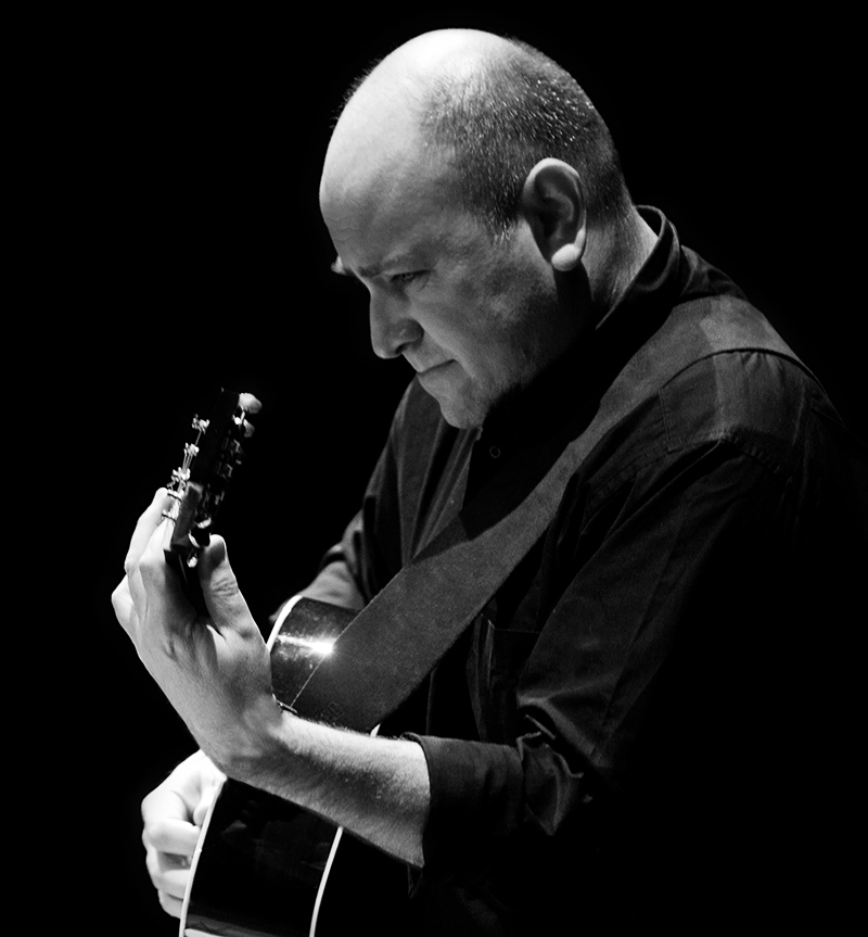 Vincenzo Riccio inizia lo studio della chitarra classica nel 1977 seguendo da privatista i corsi accademici. Nel 1985 consegue l’attestato di frequenza al corso IRCOF della Regione Lazio su “Esecuzione e composizione di musica digitale” tenuto da Enrico Cosimi. Dopo varie esperienze in ambito pop e fusion approda allo studio della chitarra jazz e frequenta corsi di perfezionamento con Garrison Fewell e Massimiliano Rosati. Si esibisce in locali e teatri del territorio nazionale con numerose formazioni fra le quali la Neaumatic Orchestra diretta da Stefano Cantarano, un quartetto a proprio nome (nel quale figura il pianista Marco Di Gennaro) e la Big Band del Saint Louis College diretta da Gianni Oddi con cui partecipa al “Jazz Image Festival” di Roma. Numerose le collaborazioni con gruppi di genere acustico ed etnico (di rilievo quella col trio Daltrocanto) e le partecipazioni come musicista in scena a spettacoli teatrali quali “Canto d’Amore” (adattamento dell’omonima novella di L. Pirandello di e con Carlo Di Maio 2009) e “Viaggio” (Compagnia Ginepro Vannelli 2017). Nel 2010 inizia la collaborazione con il progetto musicale CubeLoose in qualità di chitarrista, autore e compositore.
