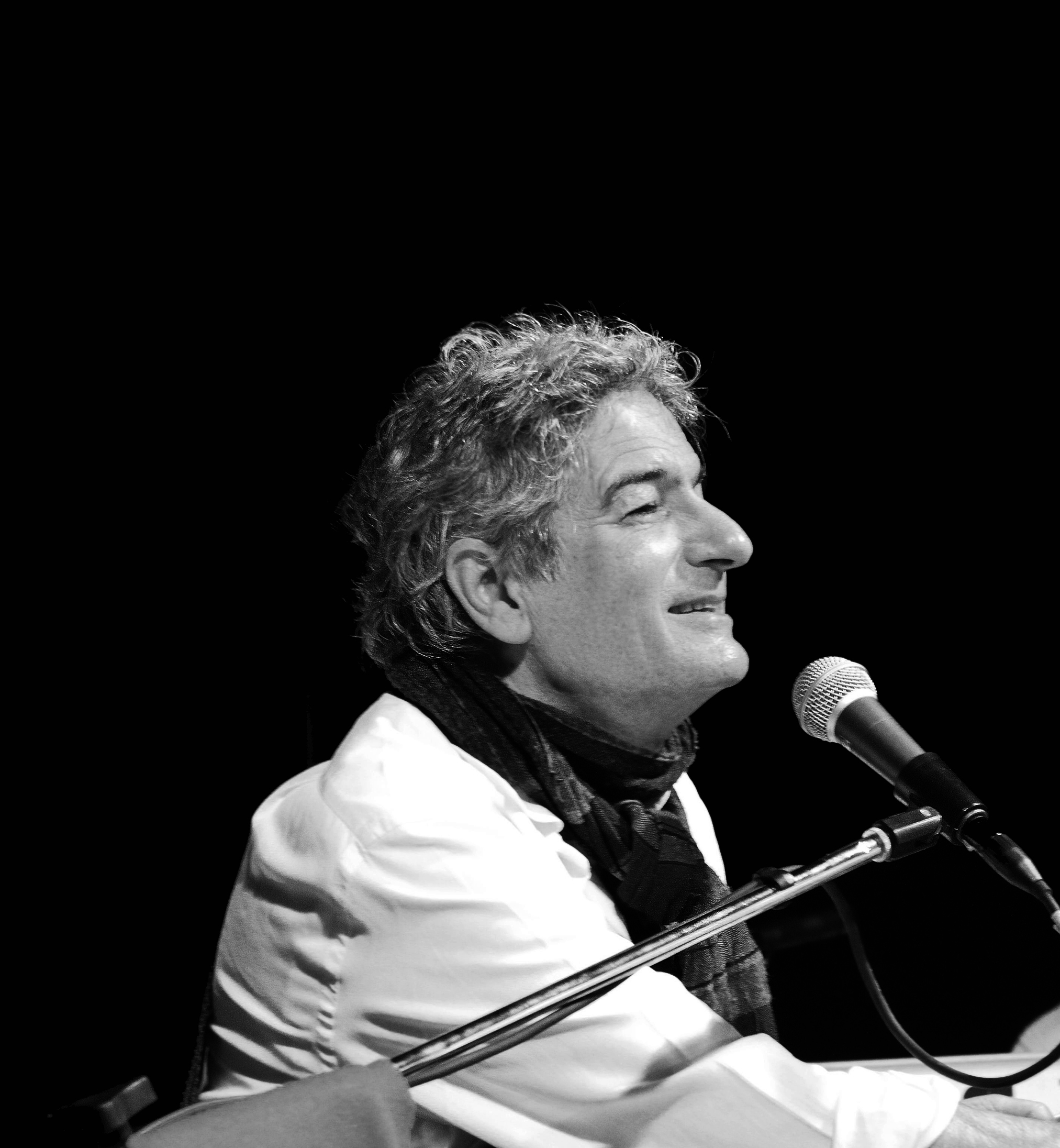 Vittorio Fontana nasce a Napoli. Autore, compositore, cantante e bassista, sul finire degli anni '60 compie i suoi primi passi nel mondo musicale suonando nei locali americani del porto dove si organizzano jam session tra i marinai delle basi militari e i musicisti locali. Successivamente svolge la professione di bassista e cantante nei dancing e nei night club italiani stabilendo un sodalizio col M. Piero Rispoli grazie al quale si appassiona alla musica latinoamericana e caraibica. Nel 2008 fonda il progetto CubeLoose di cui è cantante, autore e compositore.